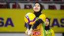 Berbalut hijab, pesona kecantikannya tak pernah habis dipuji penggemarnya. Tak ayal, penampilan Hany selalu dinanti di PLN Mobile Proliga 2022. (Bola.com/Bagaskara Lazuardi)
