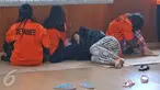 25 warga negara Tiongkok diamankan Direktorat Jenderal Keimigrasian, Kemenkum HAM di Kantor Imigrasi Jakarta Utara, Senin (30/11). 18 pria dan 7 wanita ini terjaring dalam razia WNA yang tak memiliki izin tinggal di Indonesia (Liputan6.com/Gempur M Surya)