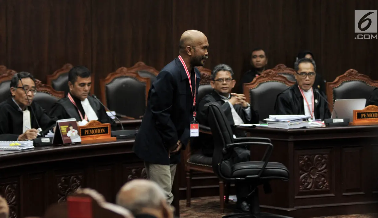 Saksi fakta Pemohon, Idham Amiruddin tiba untuk memberi kesaksian di sidang lanjutan sengketa Pilpres 2019 di Mahkamah Konstitusi, Jakarta, Rabu (19/6/2019). Kuasa hukum Pemohon menghadirkan 15 saksi fakta dan 2 saksi ahli pada sidang lanjutan sengketa Pilpres 2019.  (merdeka.com/Iqbal S. Nugroho)