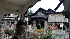 Pemprov Jakarta Selatan kembali menertibkan sejumlah bangunan liar semi permanen di sepanjang bantaran kali Mampang, Jakarta, (19/8/2014). (Liputan6.com/Miftahul Hayat)