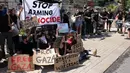 Aktivis sayap kiri Israel saat berunjuk rasa menentang perang yang sedang berlangsung di Gaza, di depan konsulat AS di Yerusalem pada 24 Mei 2024. (AHMAD GHARABLI/AFP)