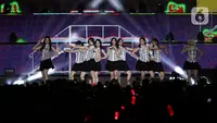 Kelompok penyanyi JKT48 saat tampil di panggung JISPHORIA yang digelar di Jakarta International Stadium (JIS), Sabtu (1/10/2022). JKT48 tampil enerjik membawakan sejumlah lagu untuk memuaskan dahaga penggemarnya. (Liputan6.com/Helmi Fithriansyah)