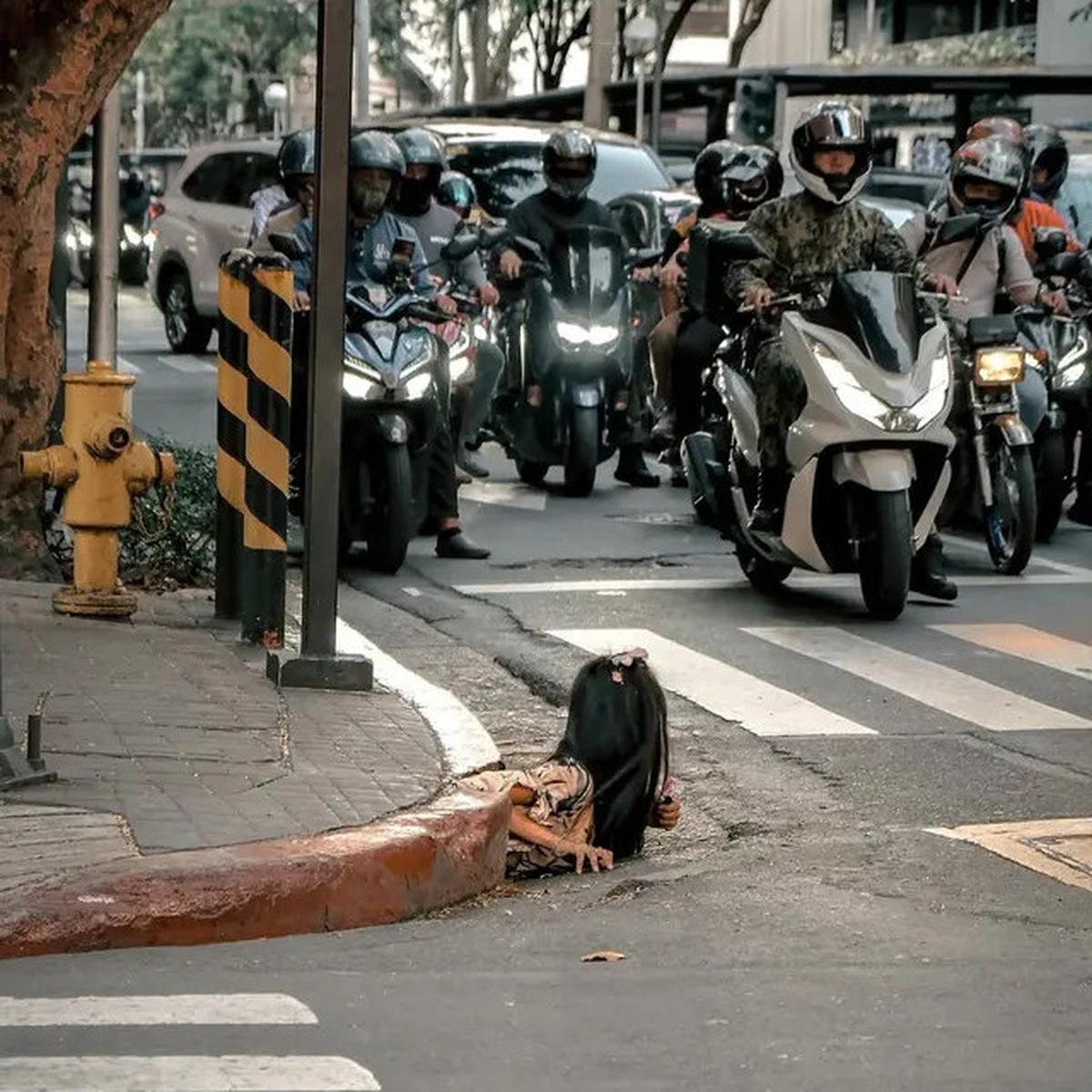 Foto Viral Wanita Misterius di Filipina Keluar dari Got, Seperti Adegan Film Horor