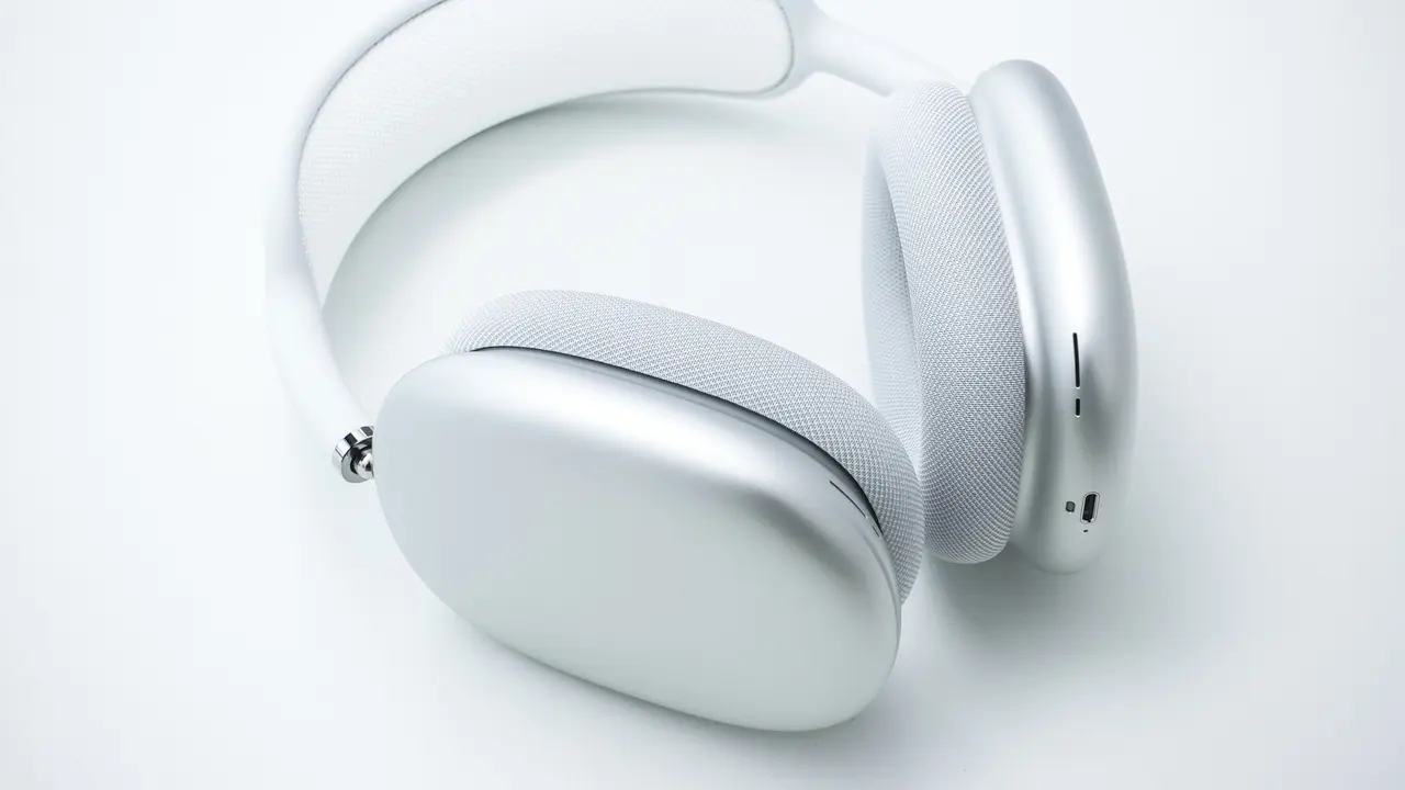 White AirPods Max