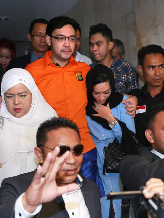 Meski dibatasi waktu, Diana Limbong merasa bahagia dapat melepas rindu dengan sang suami. Sandy Tumiwa pun tidak melepas rangkulannya kepada sang istri yang selalu mendukungnya dalam keadaan senang maupun susah. (Galih W. Satria/Bintang.com)