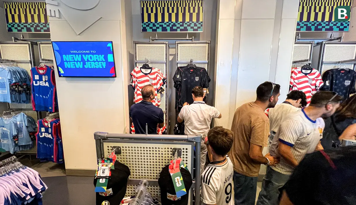 Suporter melihat koleksi jersey resmi Timnas Amerika Serikat di FIFA Store, MetLife Stadium, East Rutherford, New Jersey, Amerika Serikat, menjelang laga fase grup Prancis melawan Senegal pada Piala Dunia 2026. Beragam apparel tim nasional tuan rumah menjadi salah satu daya tarik bagi para pengunjung. (KLY Sports/Hery Kurniawan)