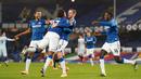 Gelandang Everton, Gylfi Sigurdsson (tengah), melakukan selebrasi bersama rekan-rekannya usai mencetak gol ke gawang Chelsea lewat eksekusi penalti dalam laga lanjutan Liga Inggris 2020/21 pekan ke-12 di Goodison Park Stadium, Sabtu (12/12/2020). Everton menang 1-0 atas Chelsea. (AFP/Jon Super/Pool)