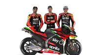 Andrea Iannone bersama Bradley Smith dan Aleix Espargaro saat memperkenalkan motor Aprilia untuk MotoGP 2020. (Twitter/Aprilia)