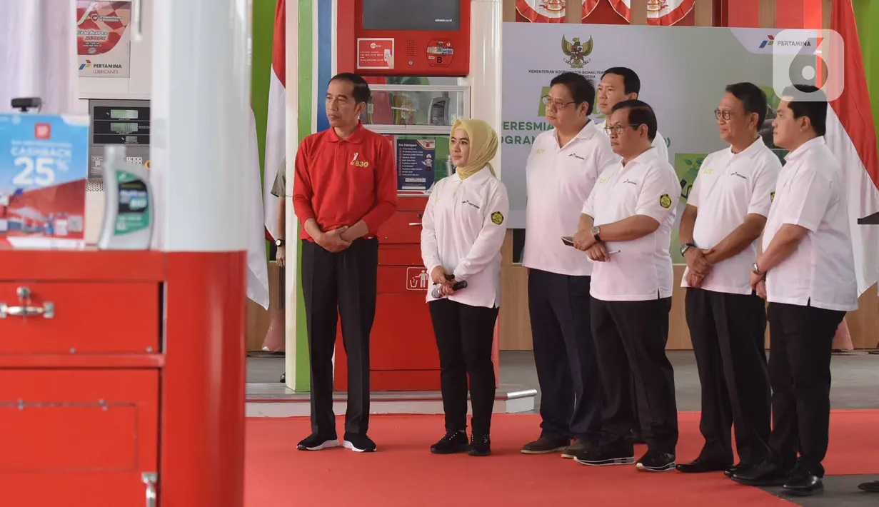 Presiden Joko Widodo (kiri), Menteri ESDM Arifin Tasrif, Menteri BUMN Erick Thohir, Dirut Pertamina Nicke Widyawati, Komut Pertamina Basuki Tjahaja Purnama saat meresmikan Implementasi Program Biodiesel 30 persen (B30) di SPBU MT Haryono, Jakarta, Senin (23/12/2019). (Liputan6.com/Angga Yuniar)