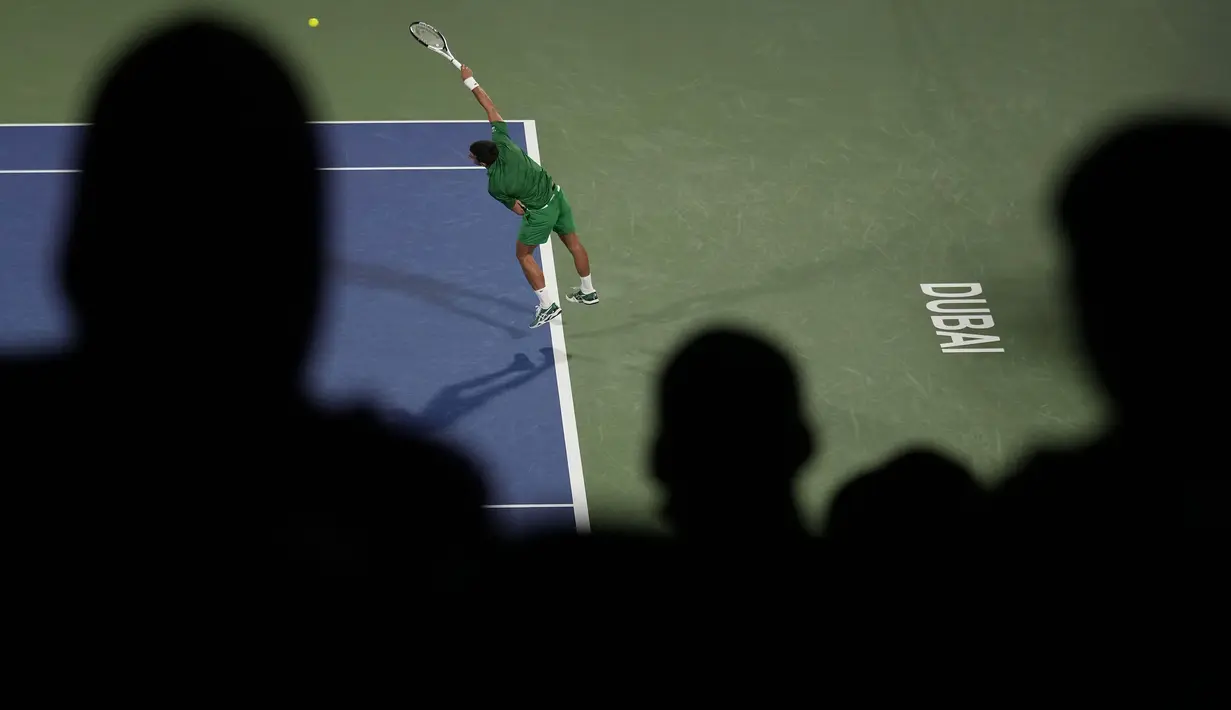 Djokovic telah menghabiskan rekor 361 minggu sebagai peringkat satu dunia, namun ia bisa kehilangan posisinya di peringkat teratas jika Daniil Medvedev memenangkan Meksiko Terbuka minggu ini di Acapulco. Bahkan dengan kemenangannya di Dubai. (AP/Kamran Jebreili)