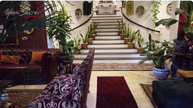 Potret rumah Yuni Shara yang penuh tanaman. [YouTube: Yuni Shara Channel]