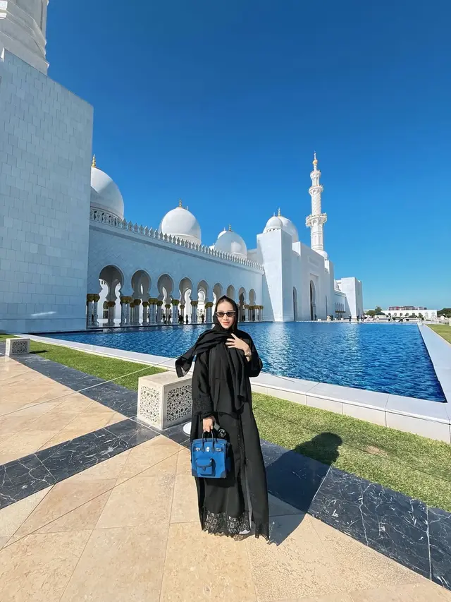 Potret Santun Momo Geisha Kunjungi Masjid Agung Dubai, Pakai Kerudung Hitam dan Tenteng Tas Hermes Rp600 Jutaan