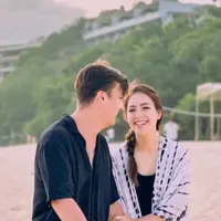 Lady Nayoan dan Rendy Kjaernett saat ini sedang berlibir di Bali. Mereka liburan bersama keluarga kecil mereka