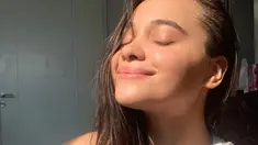 Meski di depan layar kaca televisi ia selalu tampil cetar dengan riasan tebal, di keseharian Aurora Ribero tampak menawan tanpa makeup. Wajahnya yang cantik natural terlihat glowing saa tanpa makeup. (Liputan6.com/IG/@auroraribero)