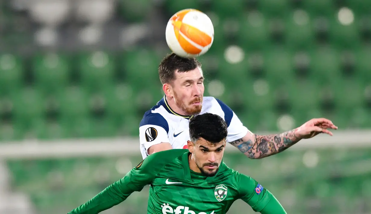 Gelandang Tottenham Hotspur, Pierre-Emile Højbjerg berebut bola udara dengan gelandang Ludogorets Razgrad, Cauly Souza pada pertandingan grup J Liga Europa di Stadion Huvepharma Arena, Razgrad, Bulgaria (5/11/2020). Tottenham menang 3-1 atas Ludogorets Razgrad. (AFP/Nikolay Doychinov)