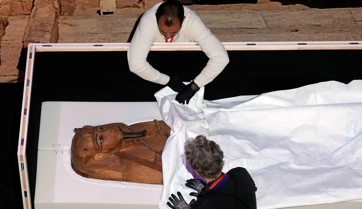 Sebelumnya, pameran seperti ini pernah dilakukan di San Francisco dan Sydney. Namun, pameran tersebut tak menyertakan sarkofagus Firaun seperti di Paris. (AP Photo/Christophe Ena)
