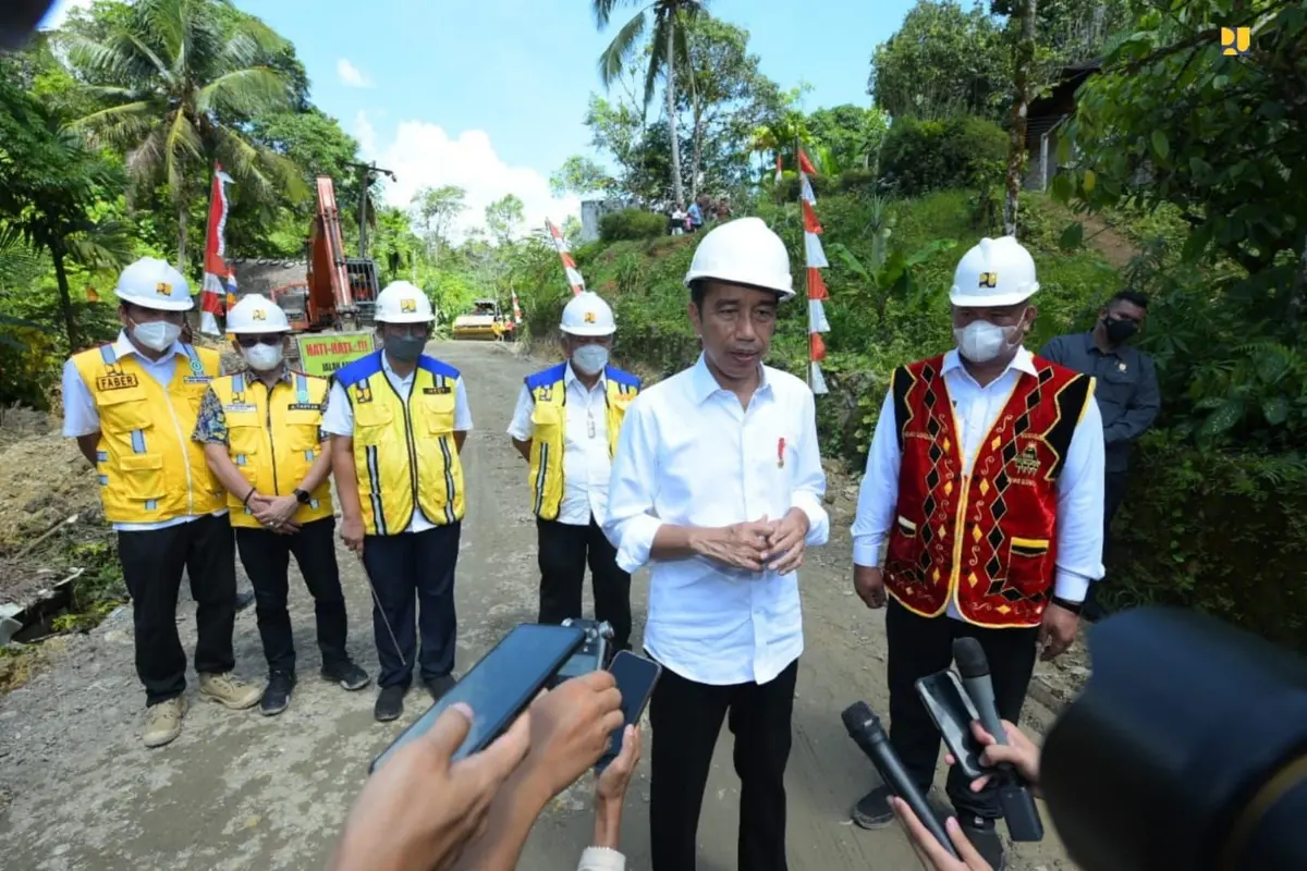 Presiden Joko Widodo (Jokowi) memantau pembangunan infrastruktur konektivitas antar wilayah di Pulau Nias. (Dok Kementerian PUPR)