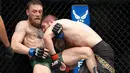 Khabib Nurmagomedov saat mengunci Conor McGregor dalam pertarungan UFC 229 di Las Vegas, AS (6/10). Nurmagomedov dinyatakan menang melalui submission. Dia melakukan rear naked choke kepada McGregor. (AP Photo/John Locher)