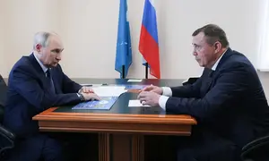 Presiden Rusia Vladimir Putin (kiri) mendengarkan Gubernur Wilayah Sakhalin Valery Limarenko saat berkunjung ke Kurilsk, Pulau Iturup, pulau terbesar di Kepulauan Kuril, Rusia, Kamis (13/8/2026). (Dok. Gavriil Grigorov/Sputnik/Kremlin Pool Photo via AP)