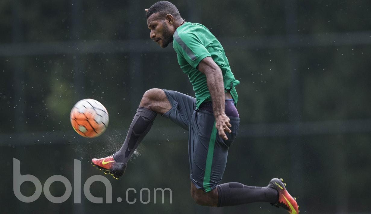 Striker Persipura Jayapura, Marianus Wanewar, menerima umpan saat mengikuti seleksi Timnas Indonesia U-22 di Lapangan SPH Karawaci, Banten, Rabu (22/2/2017). (Bola.com/Vitalis Yogi Trisna)