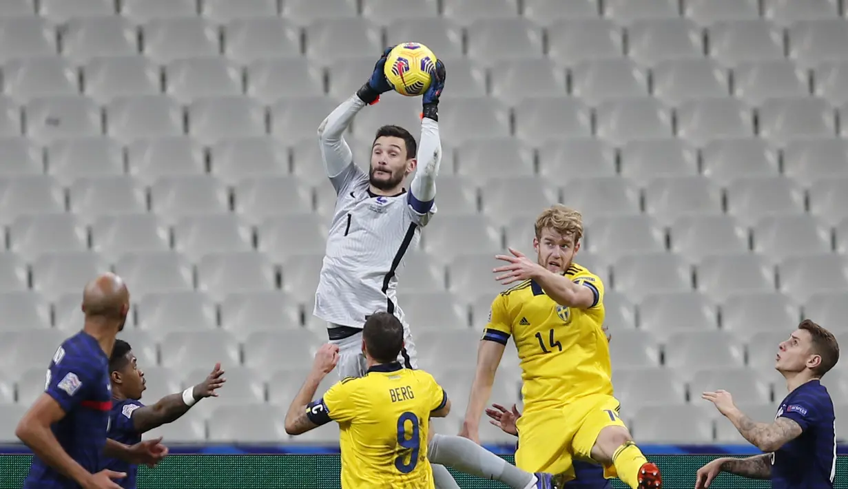 Kiper Prancis, Hugo Lloris berusaha menangkap bola saat bertanding melawan Swedia pada pertandingan UEFA Nations League di stadion Stade de France di Saint-Denis, Paris (17/11/2020). Prancis menang atas Swedia 4-2. (AP Photo/Francois Mori)