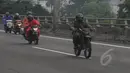 Hujan yang turun sejak Minggu (8/2) lalu mengakibatkan banjir di kawasan jalan Yos Sudarso, Jakarta. Para pengendara sepeda motor diperbolehkan melintasi jalan tol Wiyoto Wiyono, Jakarta, Senin (10/2/2015). (Liputan6.com/Herman Zakharia)