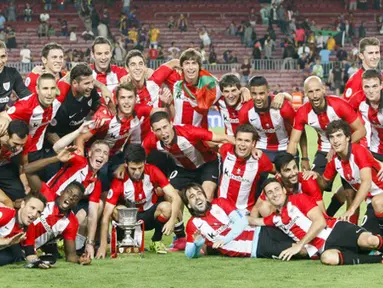 Pemain Athletic Bilbao merayakan kemenangan usai menang agregat atas Barcelona di leg kedua Piala Super Spanyol di stadion Camp Nou, Barcelona, Spanyol, (18/8/2015).  Athletic Bilbao menang dengan agregat akhir 1-5. (AFP/QUIQUE GARCIA)