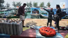 Aktivitas wisatawan saat berkunjung ke Kepulauan Seribu, Kabupaten Administrasi Kepulauan Seribu, Jakarta, Minggu (10/11/2024). (Liputan6.com/Angga Yuniar)
