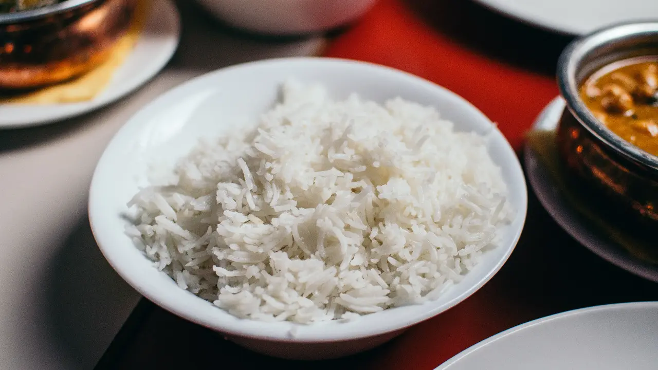 Bingung mengatasi permasalahan anak susah makan nasi? Ini cara mengatasinya.