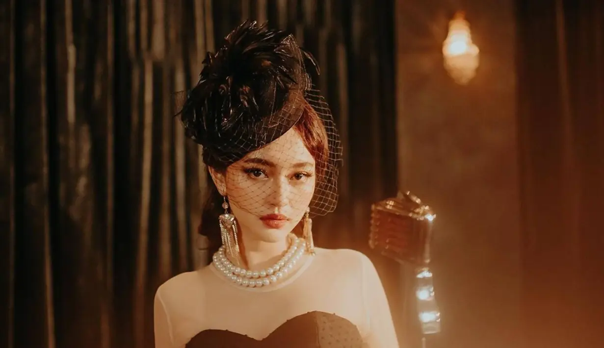 Sebagai penyanyi Indahkus mampu untuk menulis lirik lagu. Belum lama ini ia mengeluarkan single lagu berjudul Mirror, Mirror on the Wall yang liriknya ia tulis sendiri. Lagu ini pun banyak curi perhatian para penggemarnya. (Liputan6.com/IG/@indahkus_)