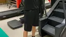 Foto dari akun Instagram pemain Real Madrid Karim Benzema menunjukkan dirinya tengah berpose di ruang olahraga di rumahnya saat karantina wilayah (lockdown) di Spanyol pada 23 Maret 2020. (Xinhua)