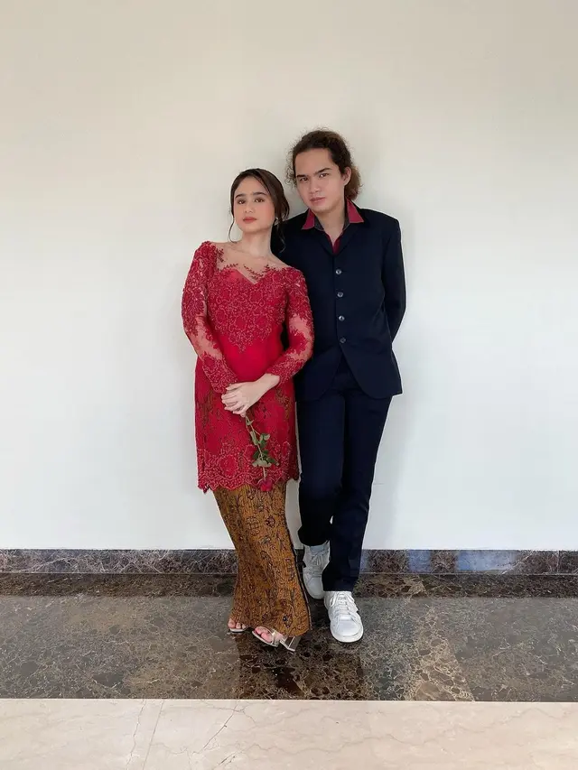 6 Potret Kebersamaan Tissa Biani dan Dul Jaelani saat Kondangan