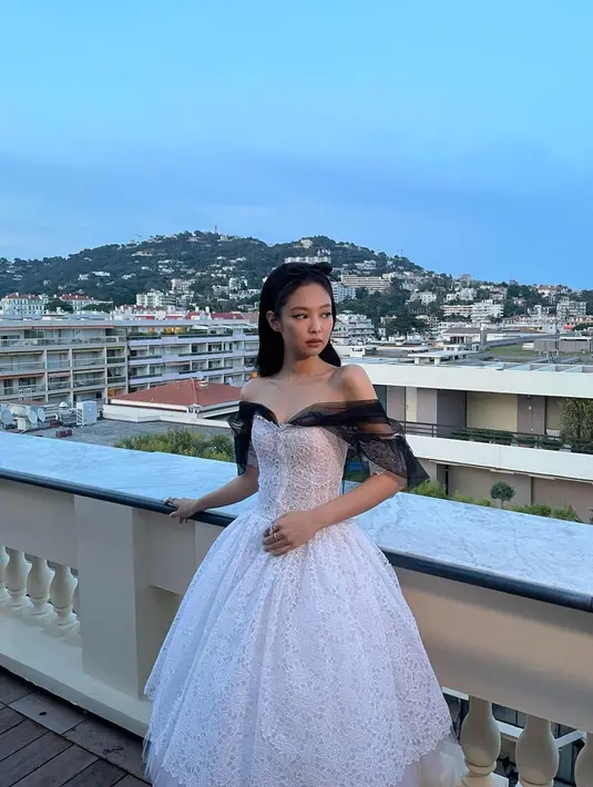 <p>Baru-baru ini menghadiri Cannes film festival, off shoulder dress yang dikenakan sukses memikat. Gaun ini diambil dari koleksi Channel SS20 Haute Couture. [Instagram/jennierubyjane]</p>