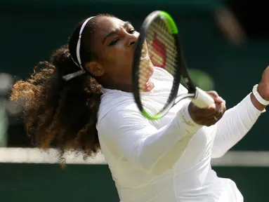 Petenis AS, Serena Williams mengembalikan bola ke arah petenis Jerman, Julia Gorges pada semifinal Wimbledon 2018 di London, Kamis (12/7). Mantan petenis nomor 1 dunia itu melaju ke semifinal usai mengalahkan Goerges 6-2, 6-4. (AP/Tim Ireland)