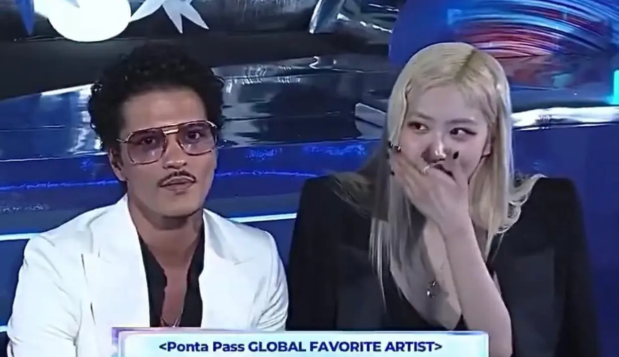 Keakraban Rose Blackpink dan Bruno Mars duduk berdampingan di MAMA Awards 2024. (Foto: Doc MAMA Awards 2024 via X)