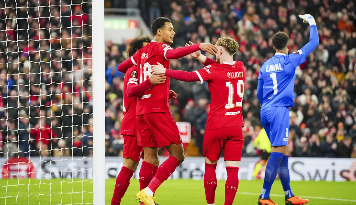 Penyerang Liverpool, Cody Gakpo, melakukan selebrasi setelah mencetak gol ke gawang LASK dalam duel matchday 5 Grup E Liga Europa 2023/2024 di Stadion Anfield, Jumat (1/12/2023). Pemain asal Belanda itu memborong dua gol (AP Photo/Jon Super)