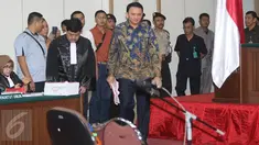 Terdakwa Basuki Tjahaja Purnama atau Ahok memasuki ruang sidang di Gedung Kementerian Pertanian, Jakarta, Selasa (4/4). Agenda sidang ke-17 yakni pemeriksaan terdakwa dan barang bukti dari JPU dan tim kuasa hukum Ahok (Liputan6.com/Immanuel Antonius)