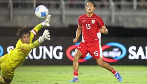 Pemain Timnas Indonesia, Miliano Jonathans (kanan) berusaha mencetak gol ke gawang Chinese Taipei dalam laga FIFA Matchday di Stadion Gelora Bung Tomo (GBT), Surabaya, Jumat (05/09/2025). (Bola.com/Abdul Aziz)