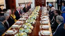 Suasana pertemuan Presiden Donald Trump dengan rombongan Perdana Menteri India Narendra Modi di Gedung Putih, Washington (26/6). Pertemuan juga membahas kekhawatiran terorisme dari kelompok militan yang berbasis di Pakistan. (AP Photo/Evan Vucci)