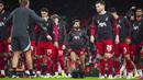 Pemain Liverpool, Mohamed Salah (tengah) melakukan pemanasan sebelum pada laga leg kedua 16 besar Liga Europa 2023/2024 melawan Sparta Praha di Anfield, Liverpool, Inggris, Jumat (15/03/2024). (AP Photo/Jon Super)