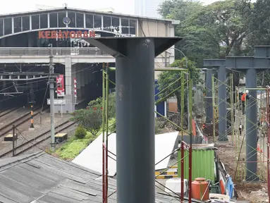 Pekerja sedang menyelesaikan pembangunan Skywalk di hatle transjakarta  koridor 8 di kawasan Kebayoran lama, Jakarta, Rabu (24/8/2022). Pengerjaan skywalk sepanjang 500 meter  akan di hubungkan ke halte transjakarta koridor 8, koridor 13 dan stasiun kebayoran yang berlangsung sejak Maret 2022 yang di targetkan akan rampung pada bulan oktober 2022, saat ini sudah mencapai 30 persen. (Liputan6.com/Herman Zakharia)