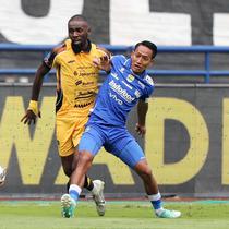 Pemain Persib Bandung, Beckham Putra (kanan) berebut bola dengan pemain Persija Jakarta, Allano De Souza Lima dalam laga lanjutan BRI Super League 2025/2026 di Stadion Gelora Bandung Lautan Api, Bandung, Minggu (11/01/2026). (Bola.com/Abdul Aziz)