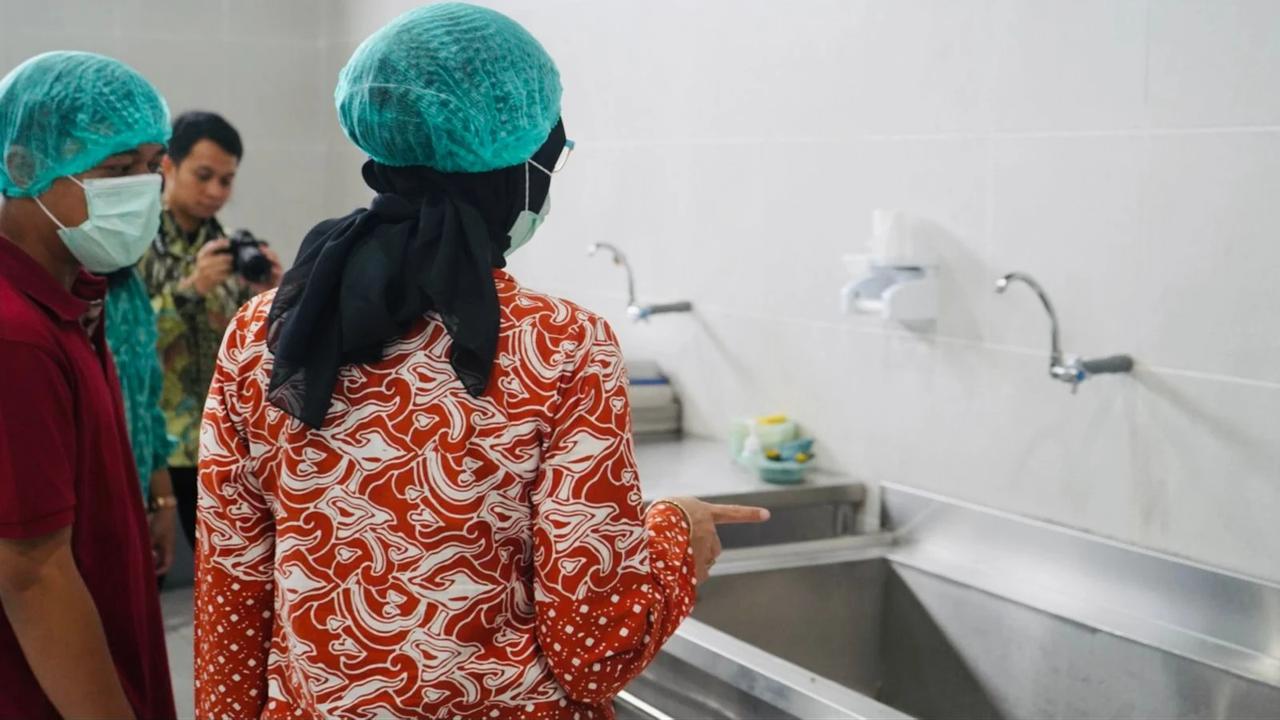 Kepala Biro Hukum dan Humas Badan Gizi Nasional (BGN), Khairul Hidayati saat mengunjungi SPPG Demulih