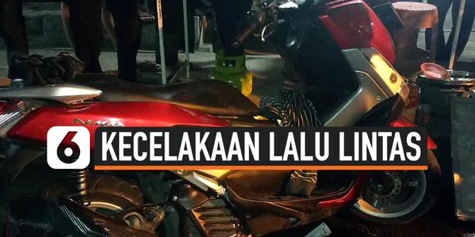 VIDEO: Hilang Kendali Sepeda Motor Tabrak Gerobak Pedagang