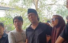 Masih Syok Berat Ditinggal Marissa Haque, Ikang Fawzi Tak Kenali Cici Tegal yang Datang Melayat