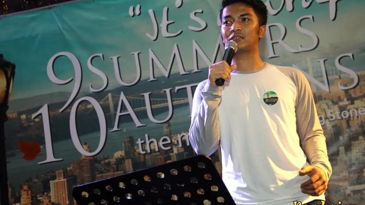 Sang pemeran utama film ini ternyata punya latar belakang yang hampir sama dengan penulis novel.