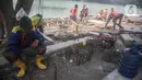 Aktivitas pekerja proyek pemasangan sheet pile (turap) di kawasan Waduk Sunter Selatan, Jakarta, Senin (18/11/2019). Pemkot Jakarta Utara terus berupaya mempercantik kawasan Danau Sunter Selatan, salah satunya dengan pembangunan sheet pile atau turap. (Liputan6.com/Faizal Fanani)