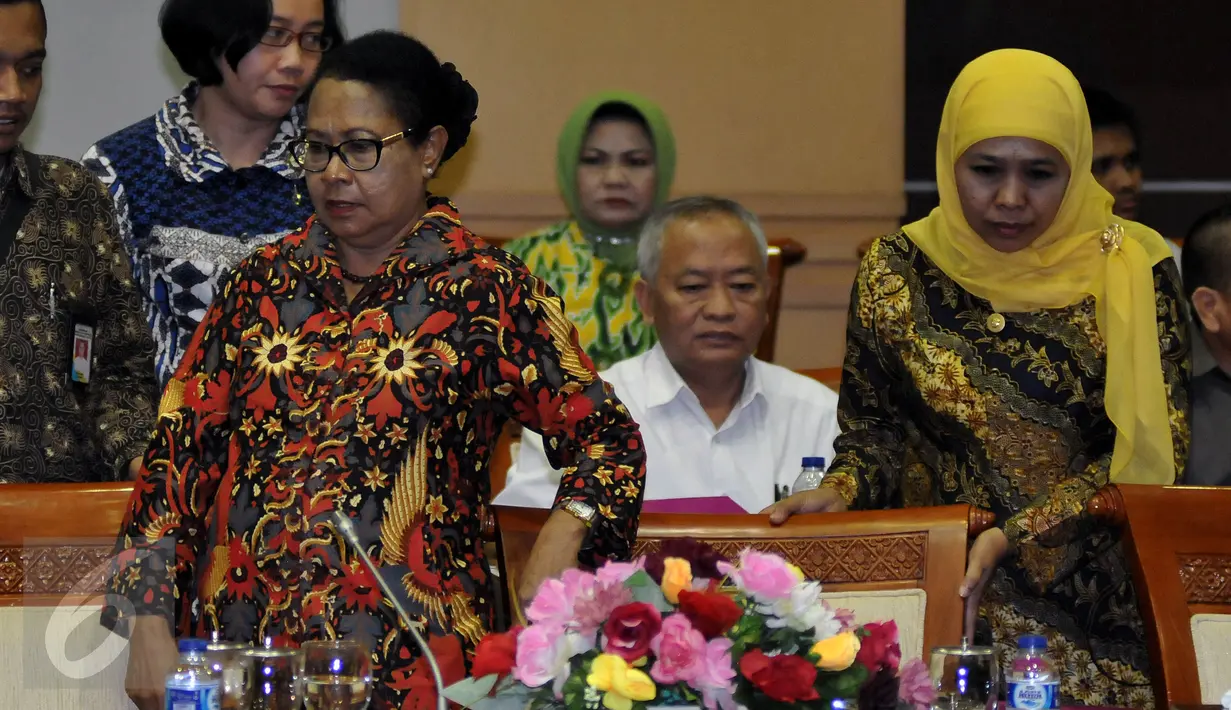Mensos Khofifah Indar Parawangsa (kanan) dan Menteri PPPA Yohana Yembise saat mengikuti rapat kerja di  Jakarta, (26/7). Perpu Perlindungan Anak atau Perpu Kebiri akan dibawa ke rapat paripurna DPR untuk disahkan menjadi UU. (Liputan6.com/Johan Tallo)
