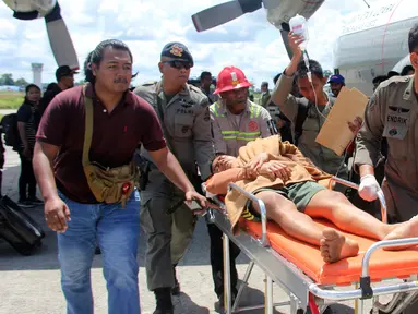 Korban selamat dari serangan Kelompok Kriminal Bersenjata (KKB) tiba di bandara di Timika, Papua, Kamis (6/12). Hingga hari ini, TNI-Polri telah menemukan 16 jenazah yang diduga merupakan pekerja PT Istaka Karya. (AP Photo/Mujiono)