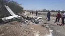 Gambar dari video yang disediakan oleh America Television menunjukkan puing-puing pesawat yang jatuh di dekat Garis Nazca di Nazca, Peru (4/2/2022). (America Television/AFP)